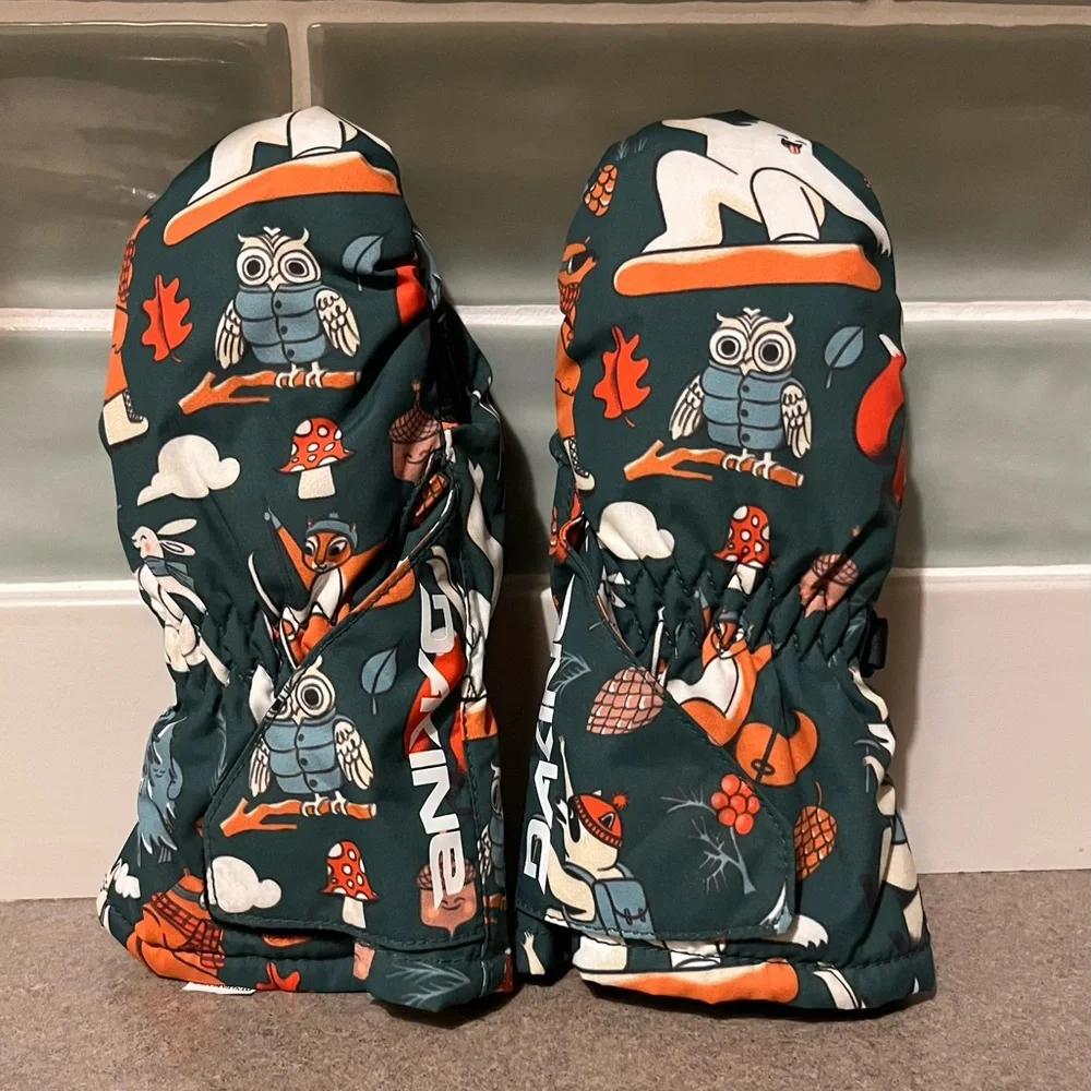 Dakine - Kids Winter Scrambler Mittens - “Snowday” Print.  Size 2-3y